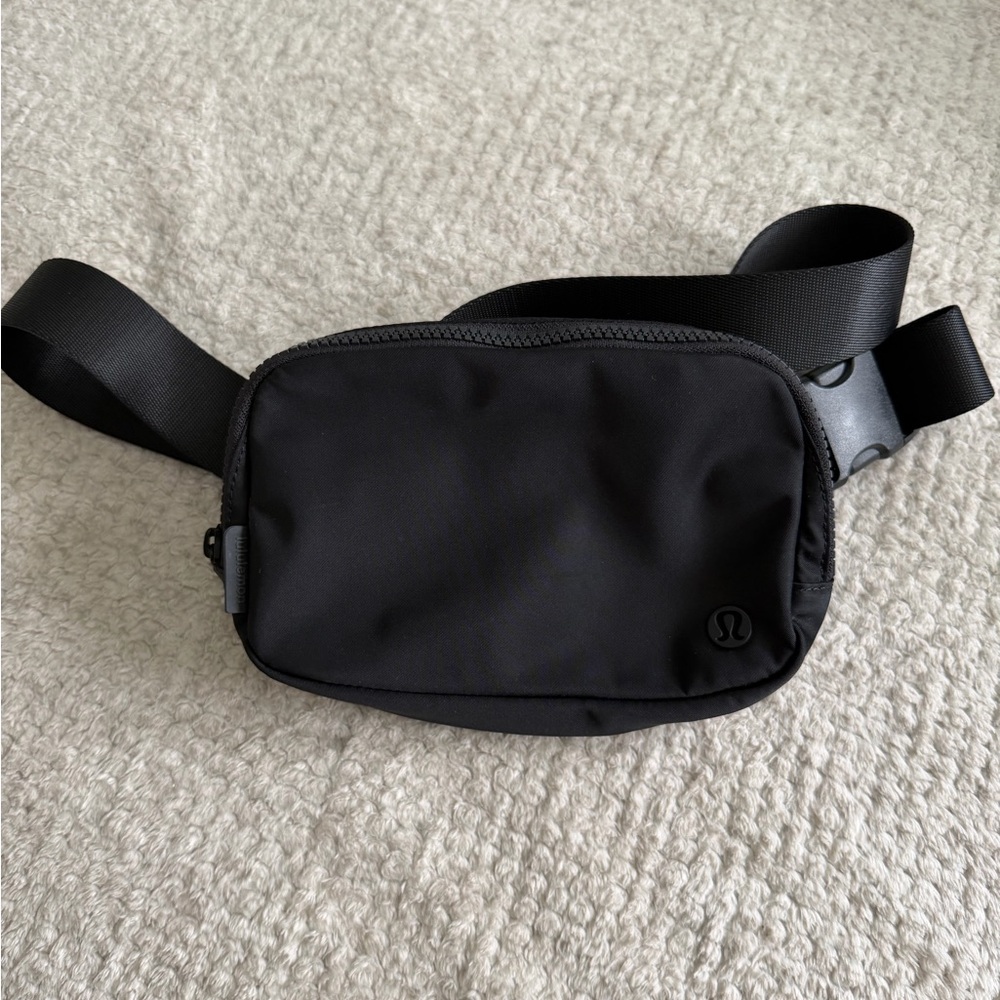 Lululemon Everywhere Belt Bag with Long Strap 1L